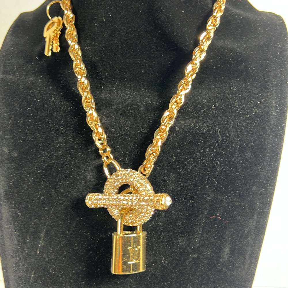 Louis Vuitton Gold Necklace with Lock Pendant - Picture 4 of 4
